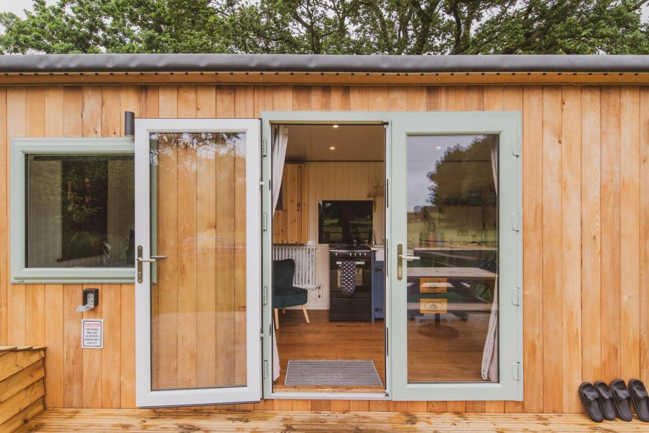 Hidden Wood Glamping And The Hideaway Cabin วอร์มินสเตอร์ ภายนอก รูปภาพ