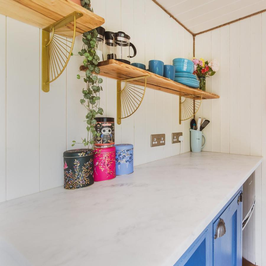 Hidden Wood Glamping And The Hideaway Cabin วอร์มินสเตอร์ ภายนอก รูปภาพ
