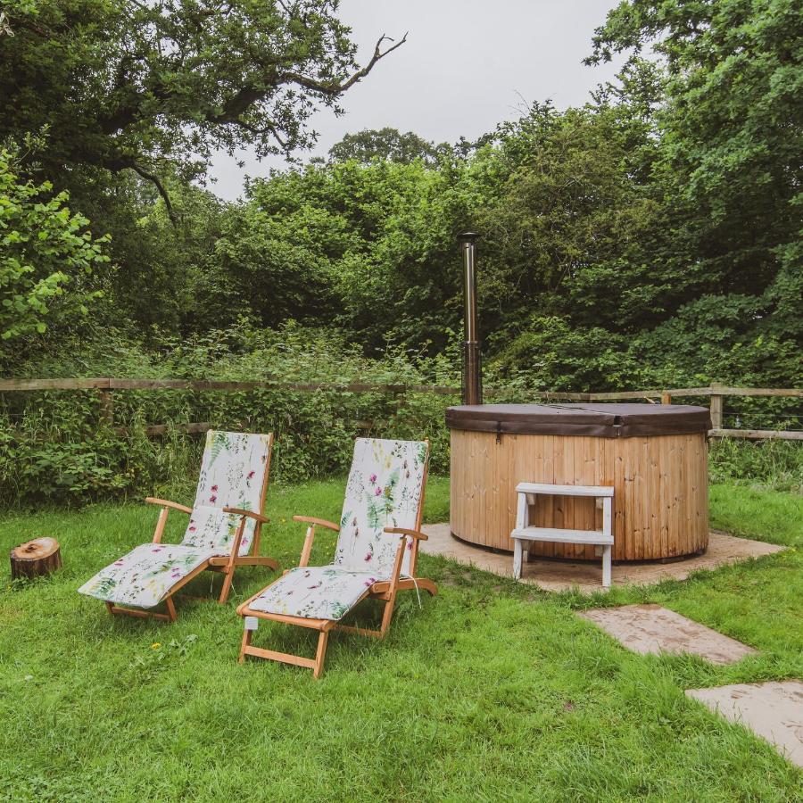 Hidden Wood Glamping And The Hideaway Cabin วอร์มินสเตอร์ ภายนอก รูปภาพ