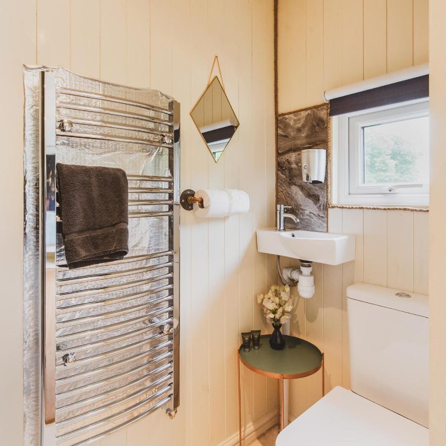 Hidden Wood Glamping And The Hideaway Cabin วอร์มินสเตอร์ ภายนอก รูปภาพ