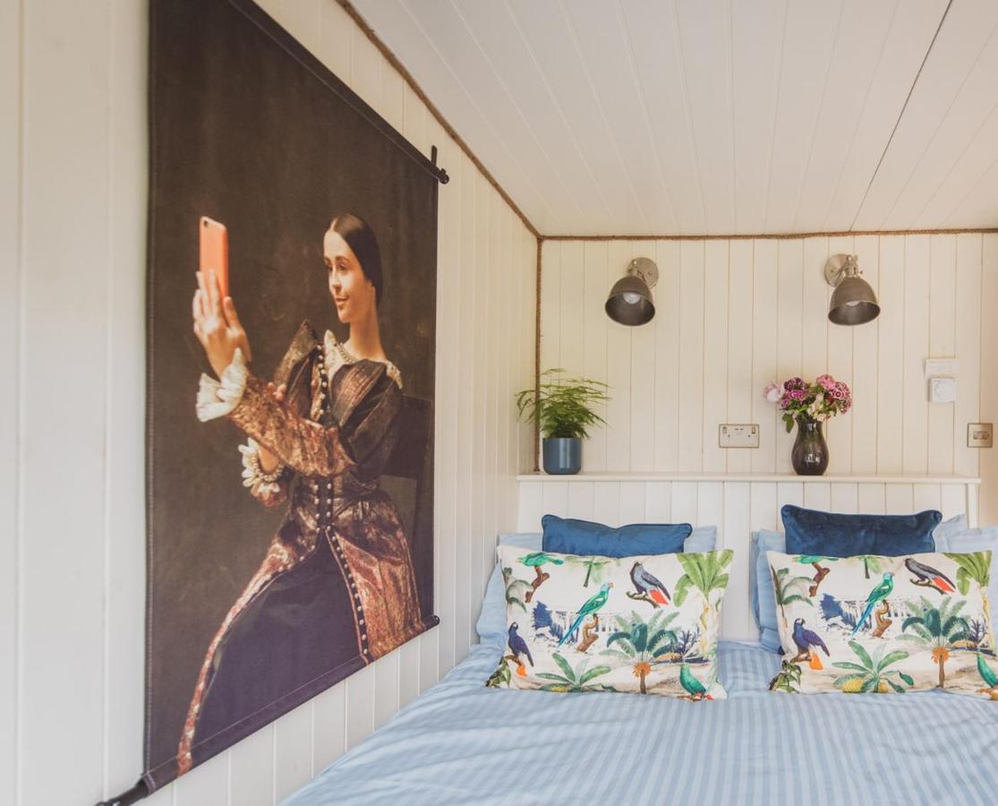 Hidden Wood Glamping And The Hideaway Cabin วอร์มินสเตอร์ ภายนอก รูปภาพ